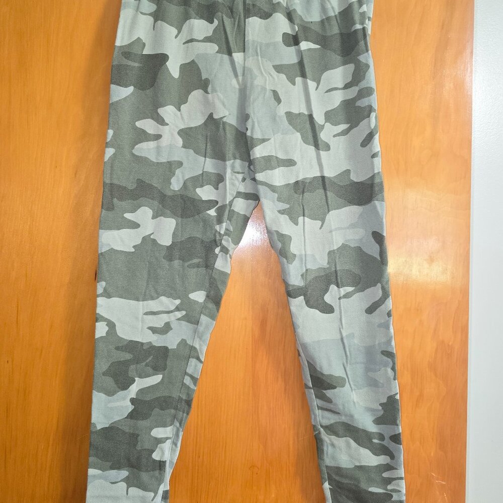 Green camouflage legging